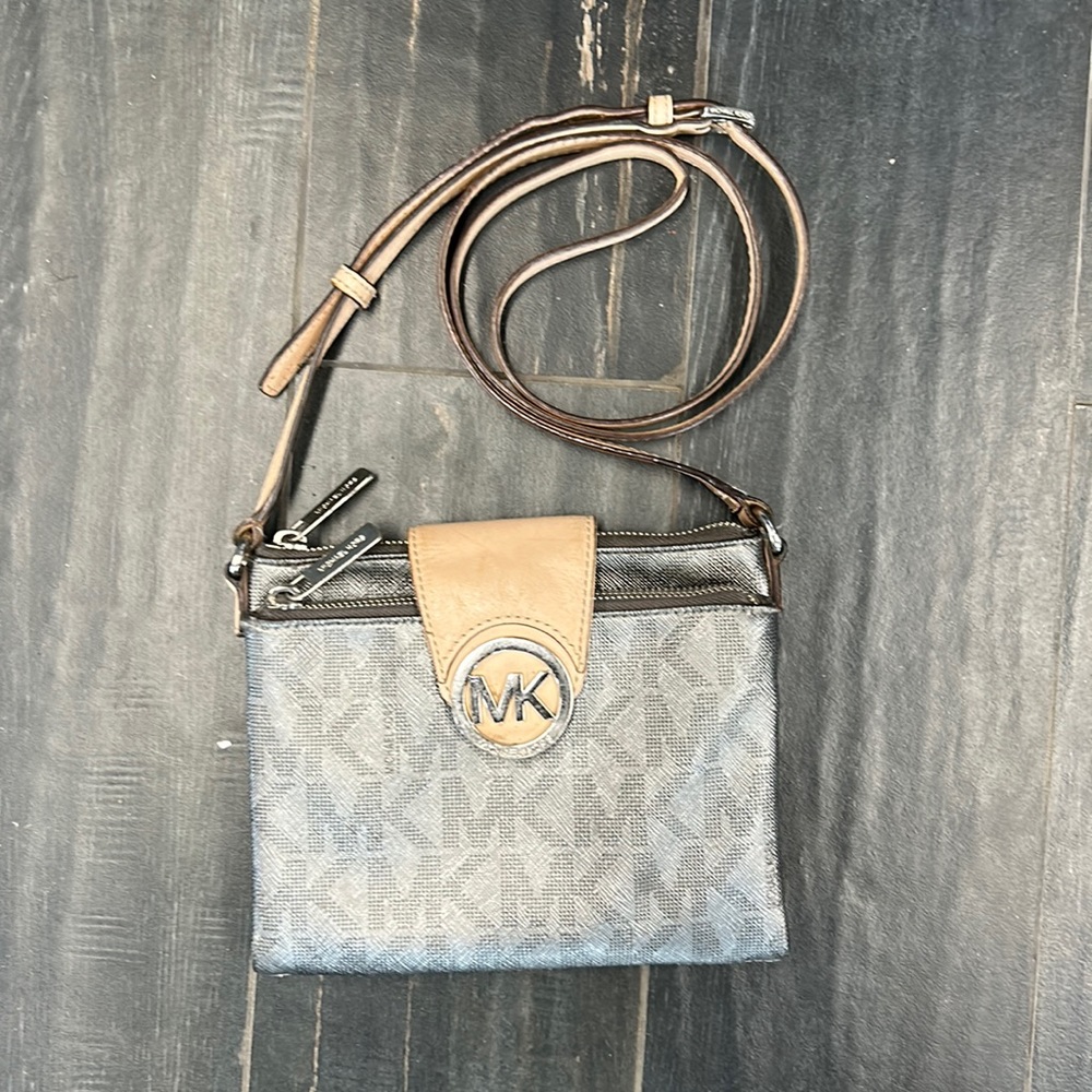 Purse  Michael Kors Authentic Signature Crossbody Purse adjustable strap